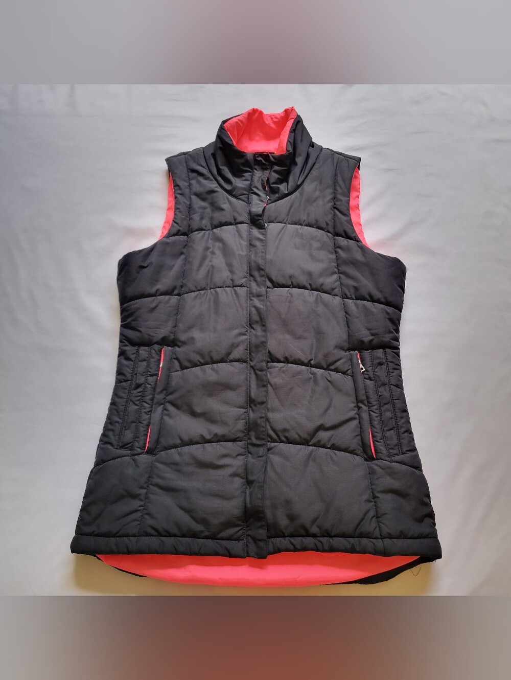 Womens Under Armour Semi Fitted Puffy Vest Sz Medium Black And Pink